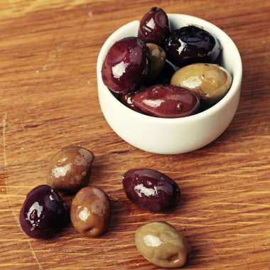 farklı zeytin ahşap tahta üzerinde beyaz kase