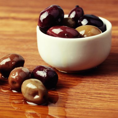 farklı zeytin ahşap tahta üzerinde beyaz kase