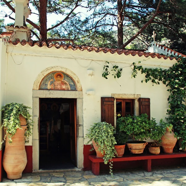 Gyönyörű kis görög kápolnában, virágcserepek (crete, Görögország) — Stock Fotó