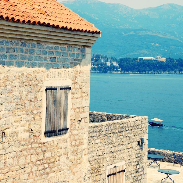 Stary fort śródziemnomorskiej i zatoki (Czarnogóra) — Zdjęcie stockowe