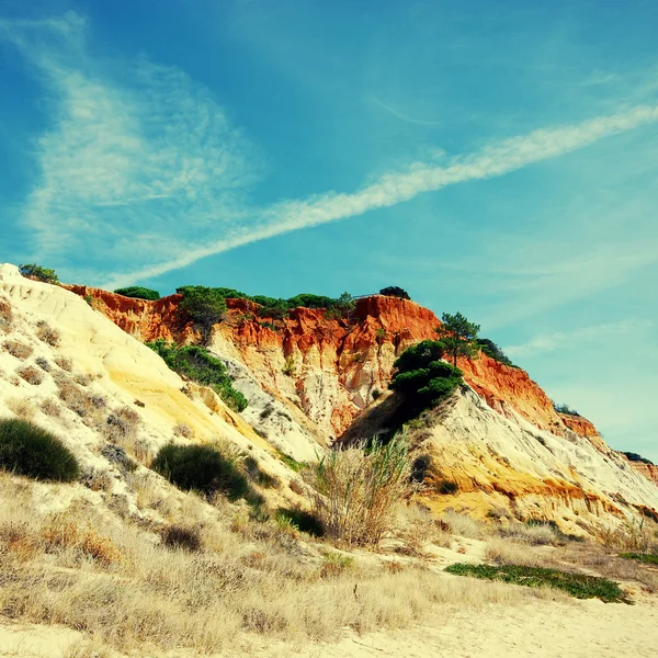 Scogliere rosse e cielo blu (Algarve, Portogallo ) — Foto Stock