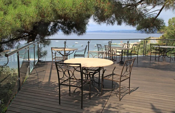 Outdoor cafe terras en uitzicht op zee in Griekenland. — Stockfoto