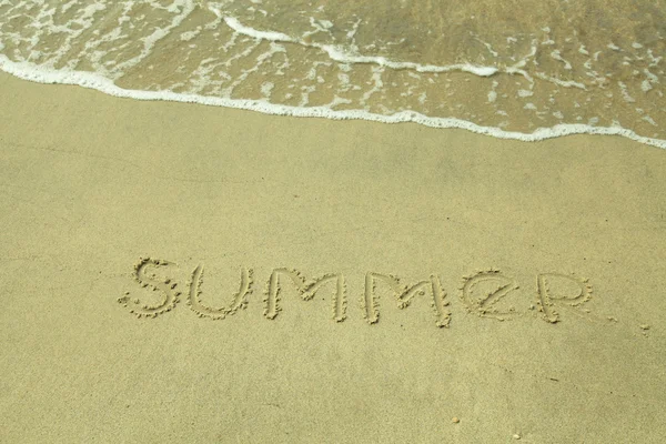 Palavra Verão escrito na praia de areia — Fotografia de Stock