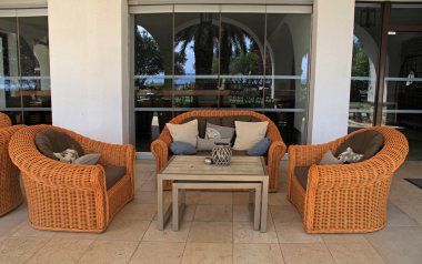 rattan kanepe ve koltuklar ile veranda