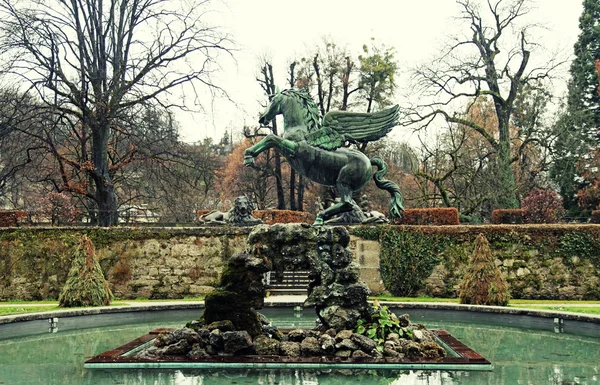 Fuente en Mirabell Gardens en Salzburgo, Austria — Foto de Stock