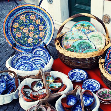 traditionele mediterrane aardewerk op de straatmarkt