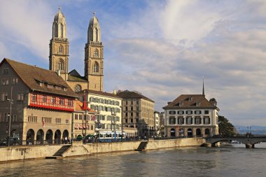 Limmat Nehri ve Zürih eski şehir görünümünü