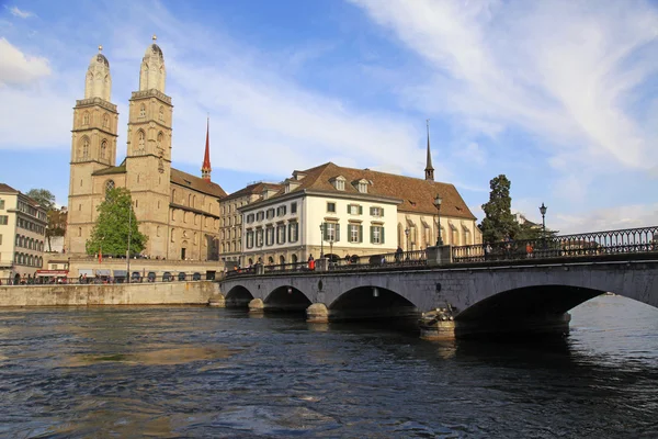 Veduta del fiume Limmat e del centro storico di Zurigo — Foto Stock