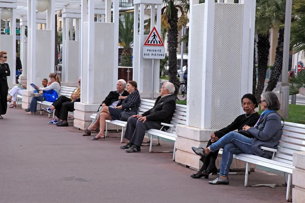 プロムナード ・ デ ・ ザングレ、ニース、フランスでベンチの人々 — ストック写真