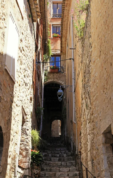 Lépéseket a középkori Saint Paul de Vence keskeny utca — Stock Fotó