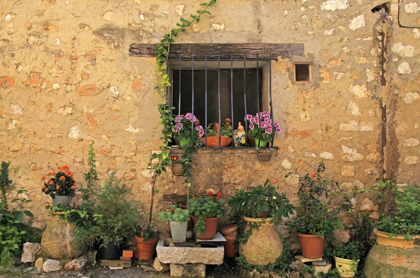 Venster in stenen vakantiehuis met bloempotten, Provence — Stockfoto