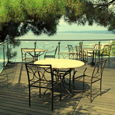 Yunanistan'da açık kafe ve Deniz Manzaralı terası. 
