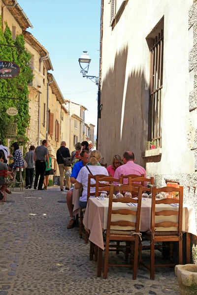 A gyönyörű középkori street, Saint Paul de Vence-ban szabadtéri kávézó — Stock Fotó