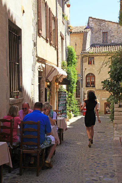 Uteservering på vacker smal gata, Provence — Stockfoto