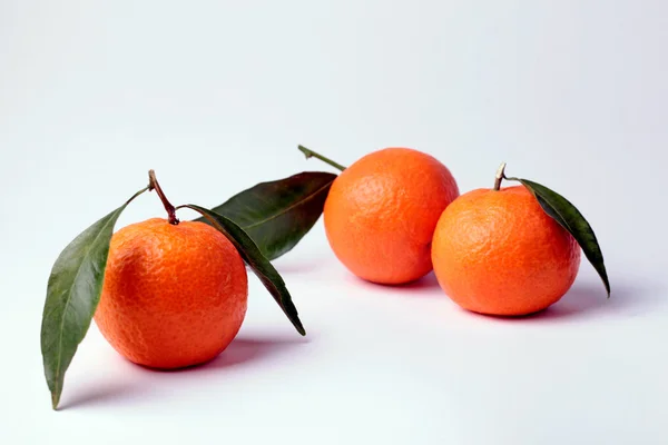 Three tangerines with leaves — Stock Photo, Image