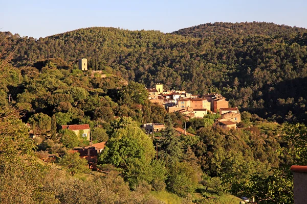 Borgo medievale con paesaggio collinare boschivo, Provenza, Francia . — Foto Stock
