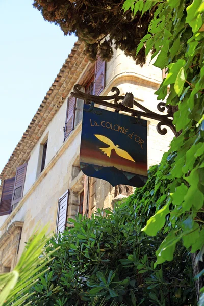Sinal do famoso restaurante local La colombe dOr em Saint Pau — Fotografia de Stock