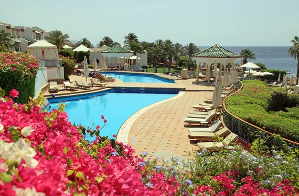 Resort hotel s bazénem na pláži Rudého moře v Sharm el-Sheikh, Egyp — Stock fotografie
