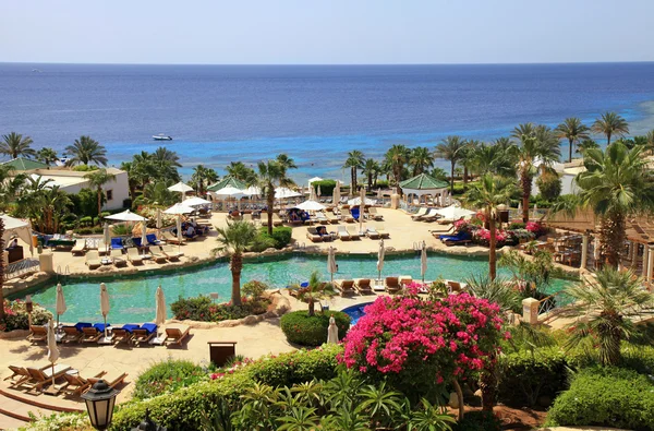 Tropisk lyx semesteranläggning ligger vid Röda havets strand, Sharm el Sheikh, — Stockfoto