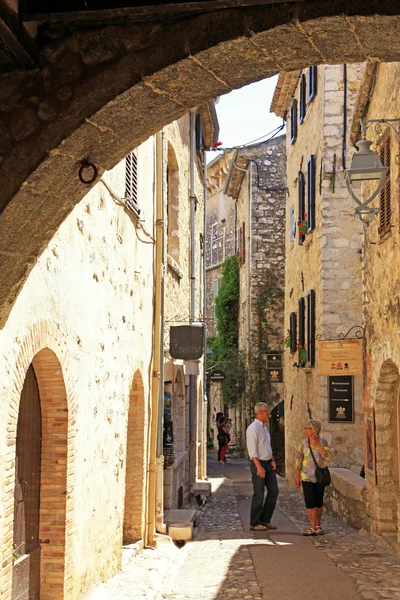 Gyönyörű szűk utcában, régi házak, Saint Paul de Vence-ban, — Stock Fotó