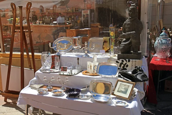 Cours Saleya, beroemde antiekmarkt in Nice, Frankrijk. — Stockfoto