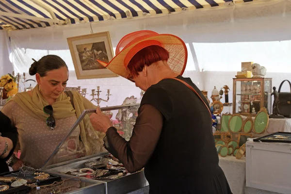 Zakupy na słynny antykwariatu ludzi rynek Cours Saleya, N — Zdjęcie stockowe