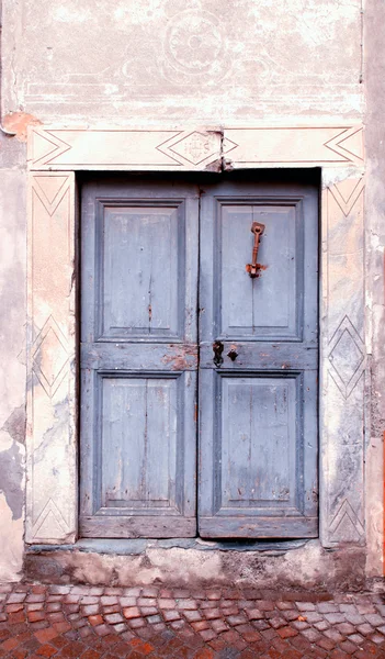 Vintage hasarlı ahşap Ortaçağ kapı — Stok fotoğraf