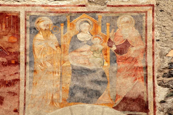 Religión al fresco medieval en la pared de la iglesia en Bormio, Italia —  Fotos de Stock