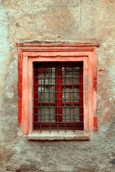 Vintage okno na staré špinavé poškozená zeď — Stock fotografie