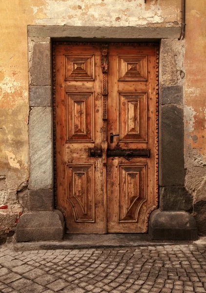 Porte médiévale en bois brun vintage dans une maison rurale en pierre — Photo