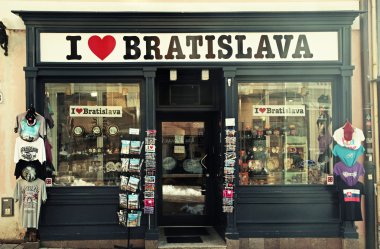  Bratislava, Slovakya'nın tarihi kent Hediyelik ve Hediyelik eşya dükkanı. 