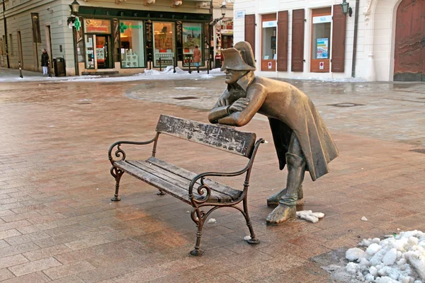 Скамейка с бронзовой скульптурой Наполеона, Братислава, Словакия — стоковое фото