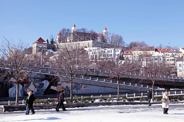 Widok na miasto z zamku w Bratysławie na wzgórzu — Zdjęcie stockowe
