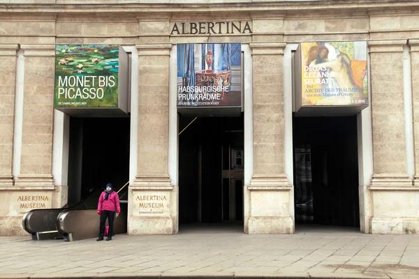 Entrada principal en el museo Albertina, Viena — Foto de Stock