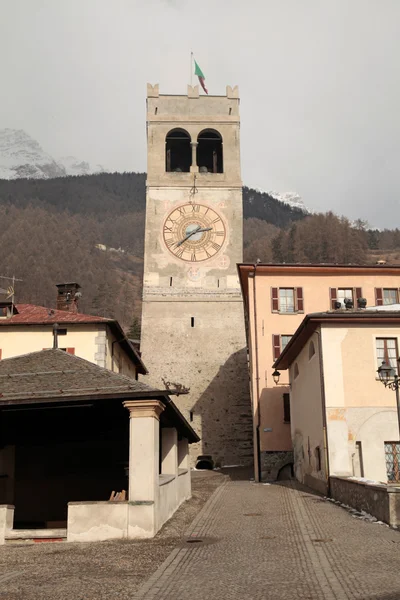 Bormio - piękne średniowieczne miasto w Alpach włoskich — Zdjęcie stockowe