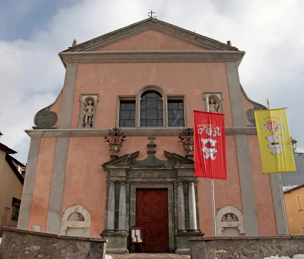 Igreja na Praça de Bormio, Alpes Italianos — Fotografia de Stock