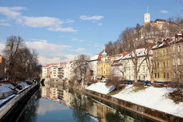 Folyó töltésén régi város Ljubljana, Szlovénia — Stock Fotó