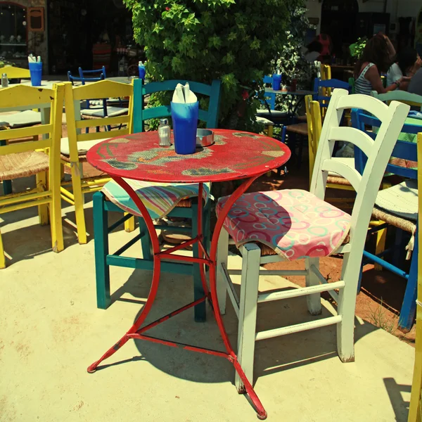 Restaurante al aire libre con muebles multicolores (Creta, Grecia  ) — Foto de Stock