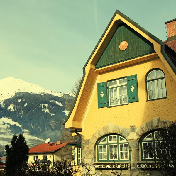 Tradizione casa di montagna alpina (Austria ) — Foto Stock