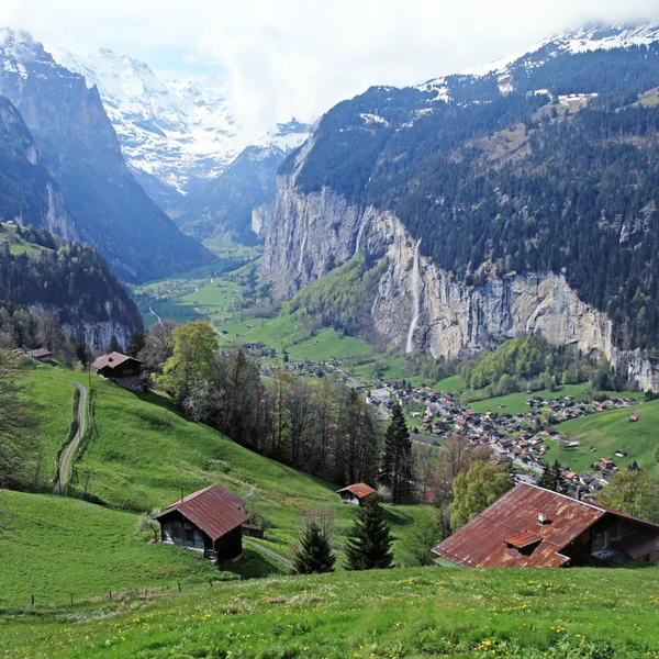 Bergdorp in de Alpen, Zwitserland . — Stockfoto