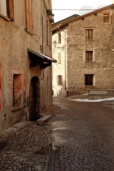 Antigos edifícios de pedra medieval, Bormio, Alpes Italianos, Itália — Fotografia de Stock