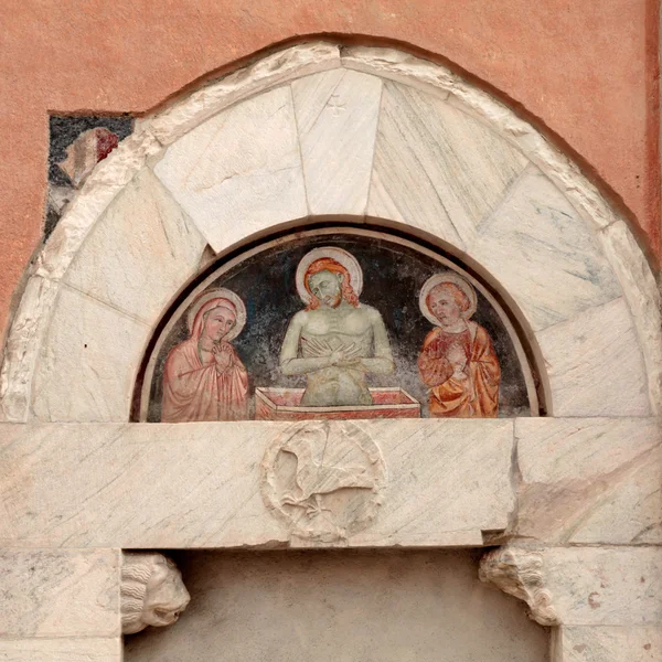 Vallás középkori freskóján a templom falán, Bormio, Olaszország — Stock Fotó