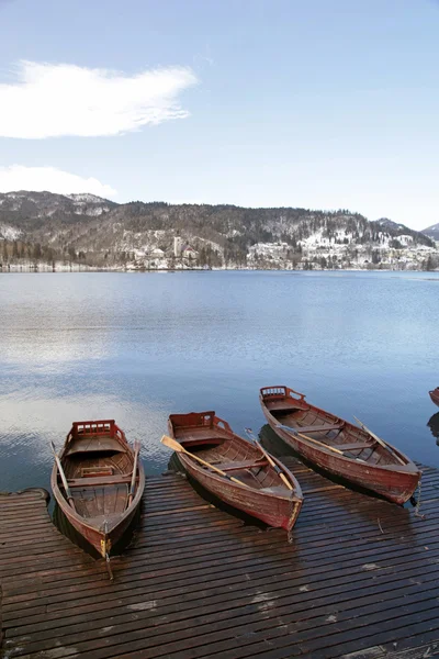 Dřevěné lodě na obrázek dokonalý Bledské jezero, Slovinsko. — Stock fotografie