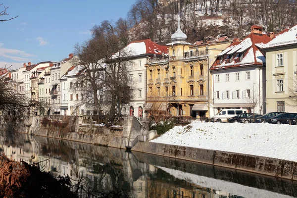 Terraplén del río en el casco antiguo de Liubliana, Eslovenia —  Fotos de Stock