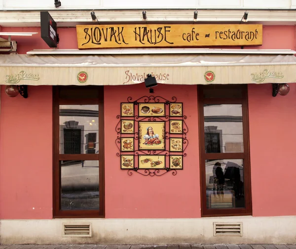 Restaurang entré slovakiska hus, Bratislava, Slovakien. — Stockfoto