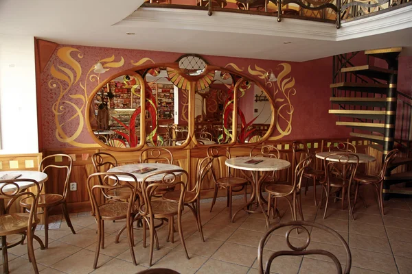 在典型的维也纳人风格，布拉迪斯拉的老咖啡馆内政。 — 图库照片