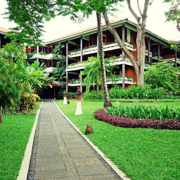 Luxusní hotel resort s tropickou zahradou v bali, Indonésie — Stock fotografie