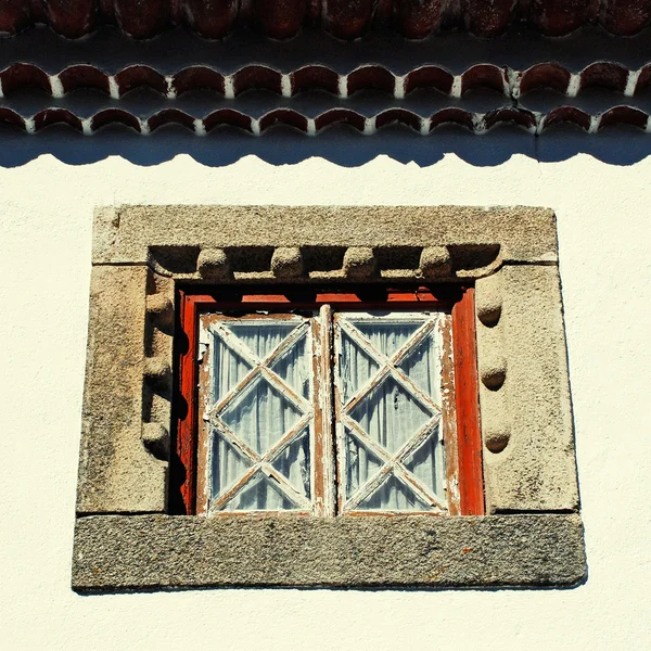 Gamla fönster i vitt lantligt hus, portugal. — Stockfoto