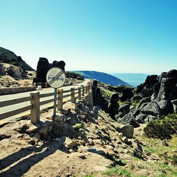 Camino en las montañas Serra da Estrela, Portugal — Foto de Stock