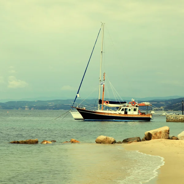 Barcos, muelle y playa de arena, Mar Mediterráneo, Grecia —  Fotos de Stock